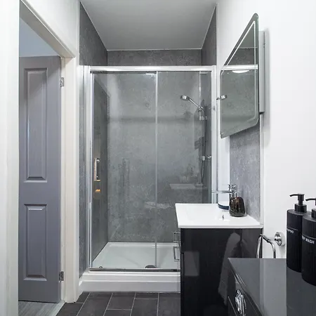 Contemporary Flat Near Headingley Stadium